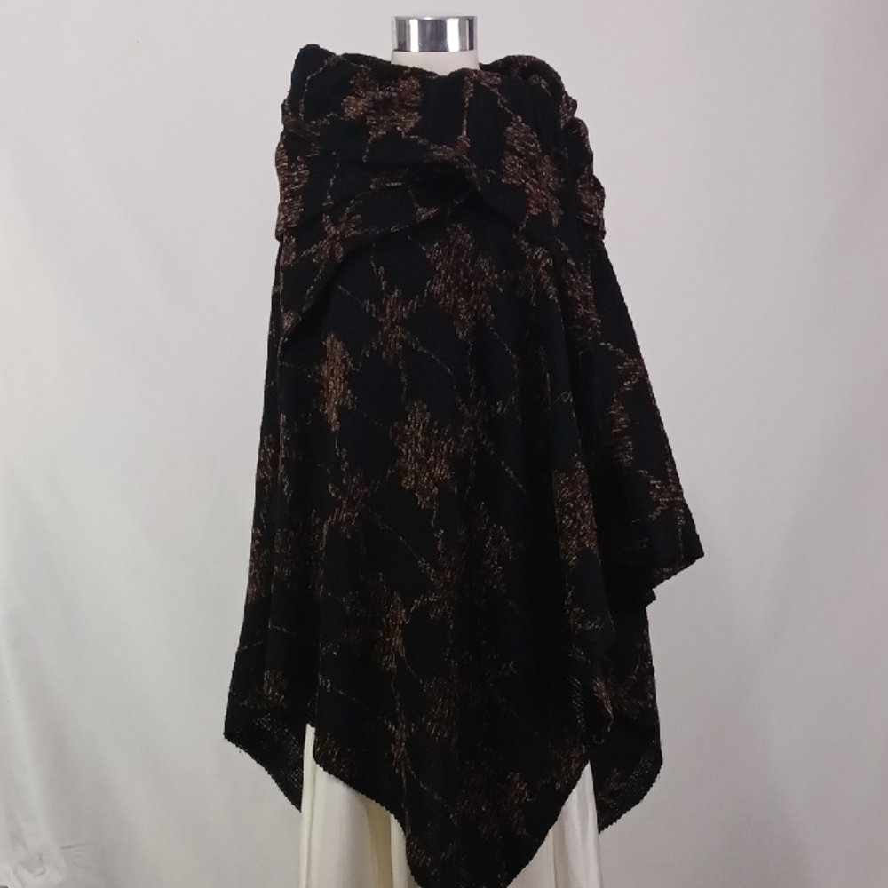 Courtney Washington Blk Print Drape Neck Poncho.